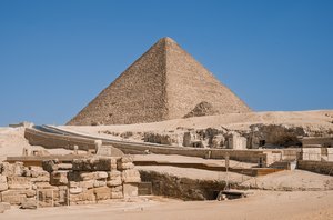 Giza Plateau: Ancient Wonders Under the Egyptian Sun