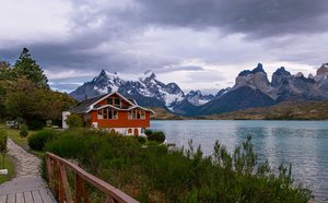 Patagonian Dream: Lakeside Retreat with Towering Peaks