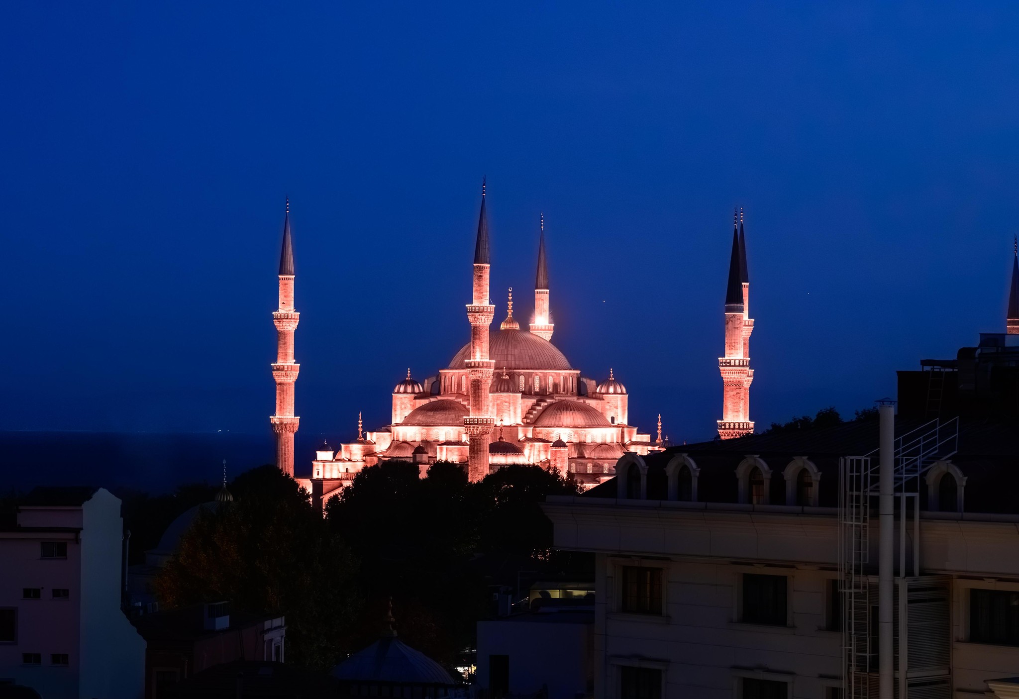 Istanbul’s Majestic Blue Mosque Illuminated at Night