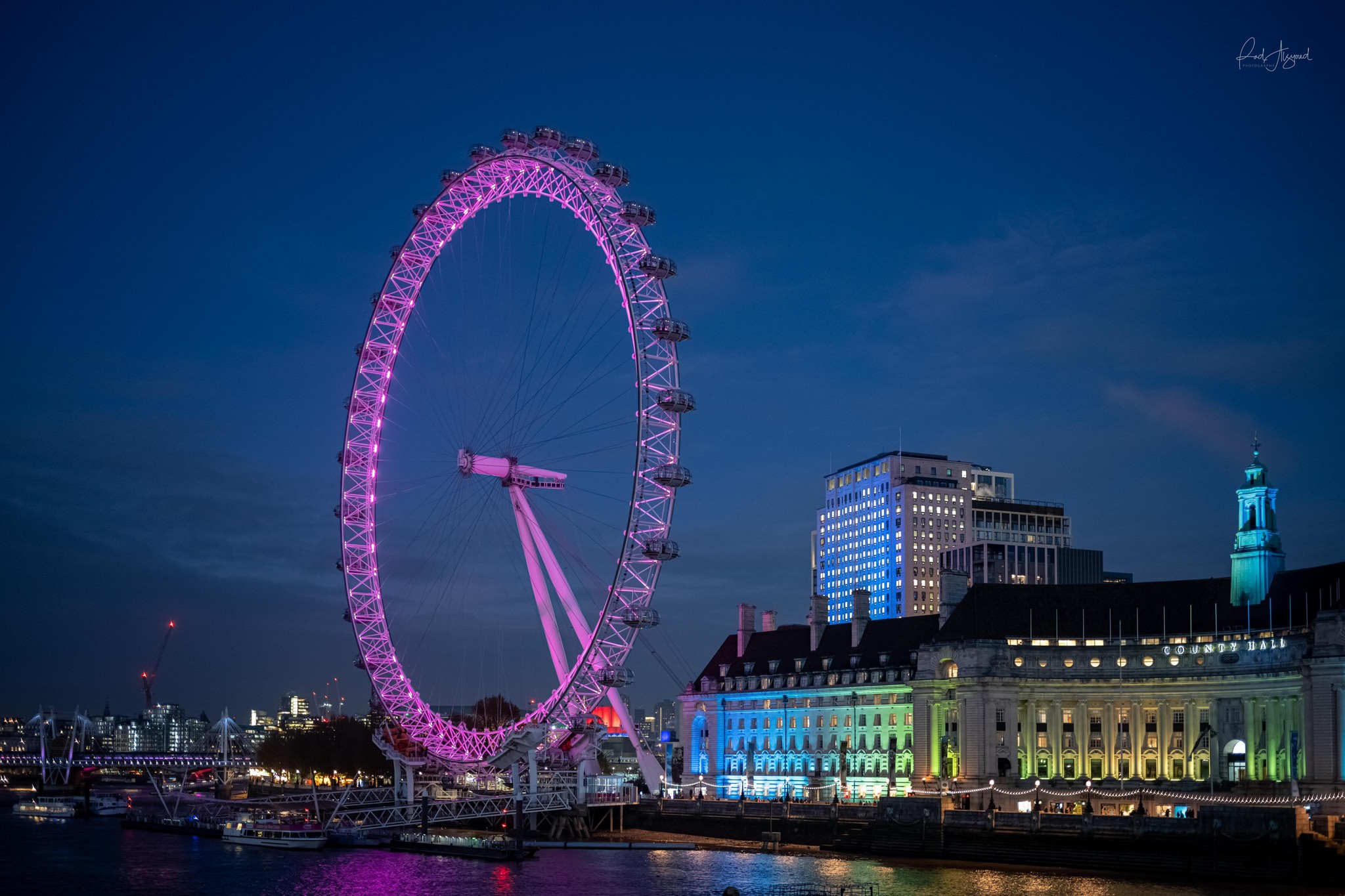London's Illuminated Skyline: The London Eye at Night