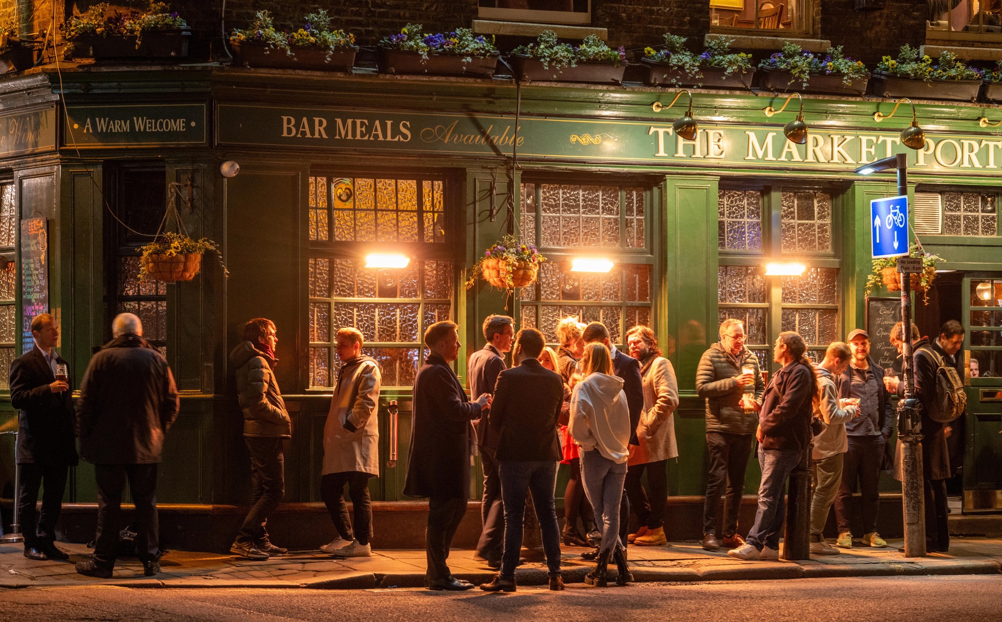 London Pub Scene: A Warm Welcome on a Cool Evening